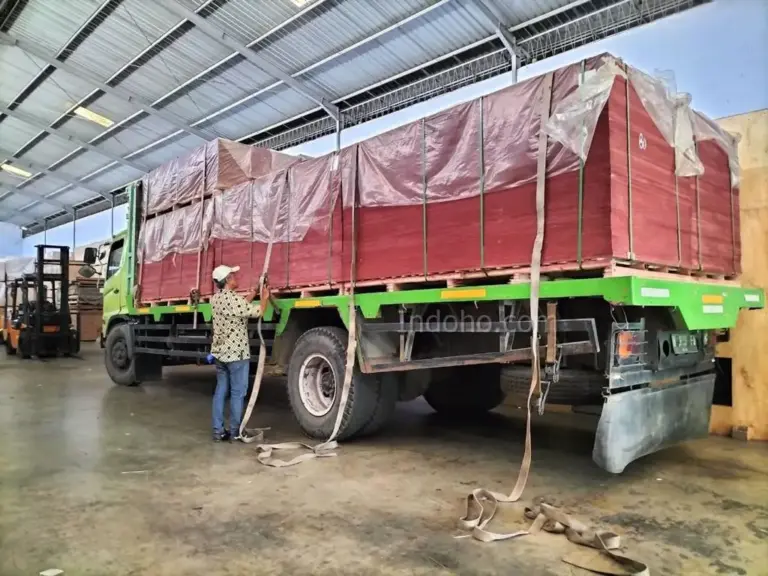 Proses pemuatan Plywood Phenolic Film Face ke truk di gudang PT Indoho Santosa Abadi Semarang untuk pengiriman proyek konstruksi.