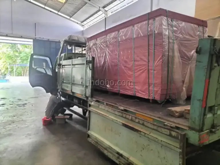 Proses loading plywood phenolic film face ke dalam truk pengiriman di gudang Indoho Semarang