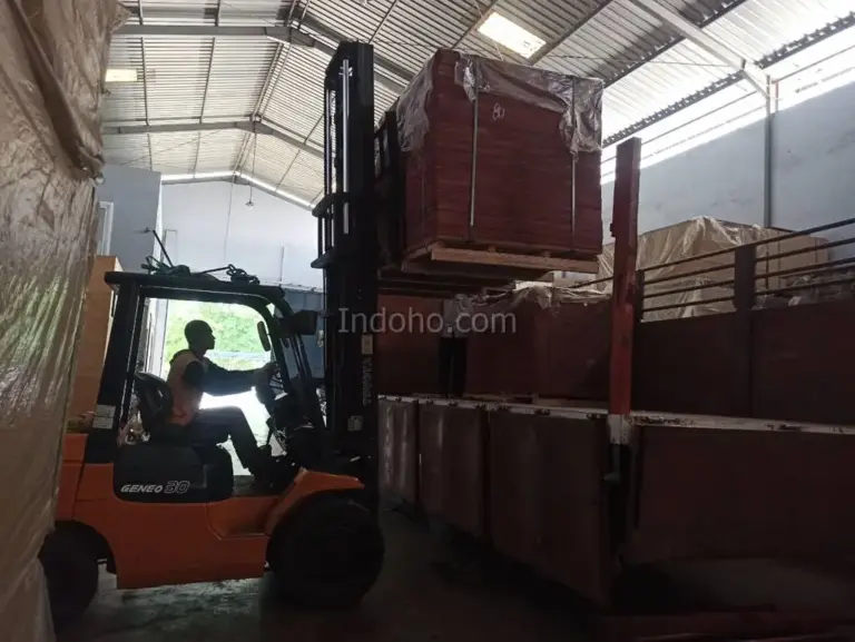 Aktivitas operasional forklift di pusat distributor triplek phenolic Semarang untuk menjaga ketersediaan stok